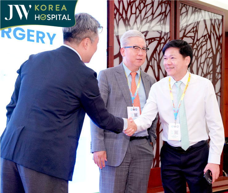 Bác sĩ Tú Dung có cơ hội trao đổi kiến thức chuyên môn với các chuyên gia trong ngành