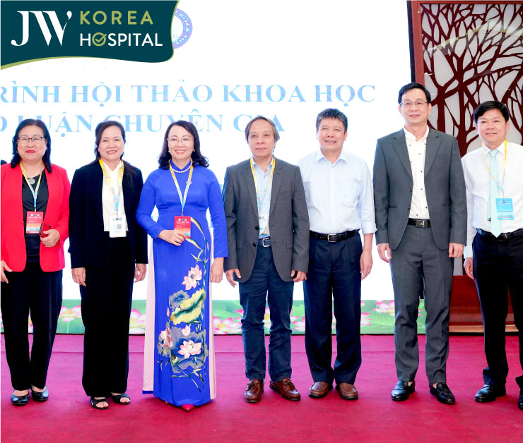 Bác sĩ Tú Dung chụp ảnh cùng các chuyên gia trong ngành