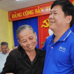 Bệnh viện JW tiếp tục đồng hành cùng miền Trung: Bác sĩ Tú Dung trao 86 phần quà đến bà con thôn Phước Thái