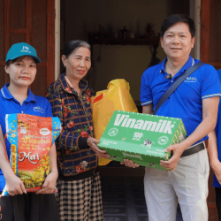 Bác sĩ Tú Dung cởi bỏ blouse trắng trở về miền Trung trao yêu thương sau bão lũ