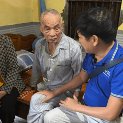 Phóng sự ảnh: Bệnh viện JW và bác sĩ Tú Dung đến miền Trung cứu trợ bà con phục hồi cuộc sống sau bão số 13