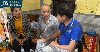 Phóng sự ảnh: Bệnh viện JW và bác sĩ Tú Dung đến miền Trung cứu trợ bà con phục hồi cuộc sống sau bão số 13