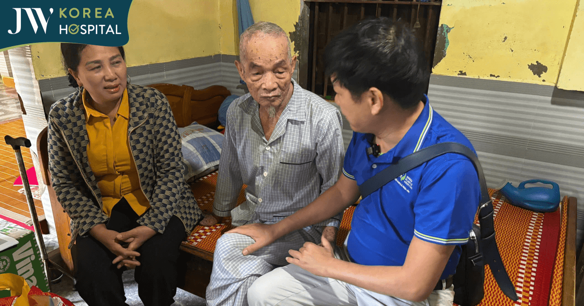 bác sĩ Tú Dung hỏi thăm sức khỏe của bà con miền trung