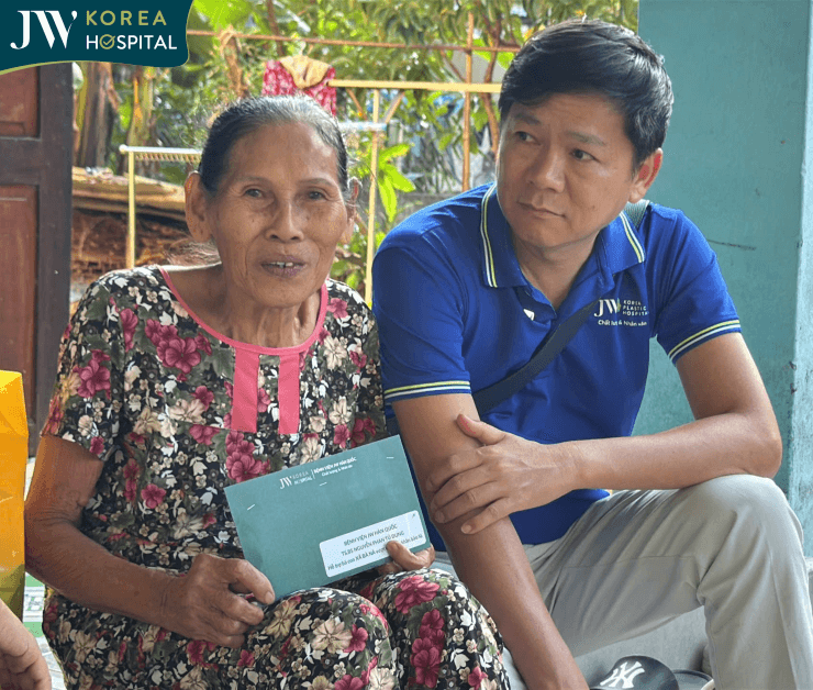 Bác sĩ Tú Dung trò chuyện cùng bà con sau bão