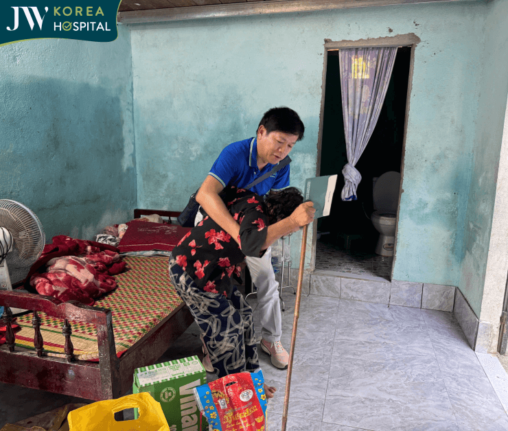 Bác sĩ Tú Dung ân cần với bà con miền Trung sau bão