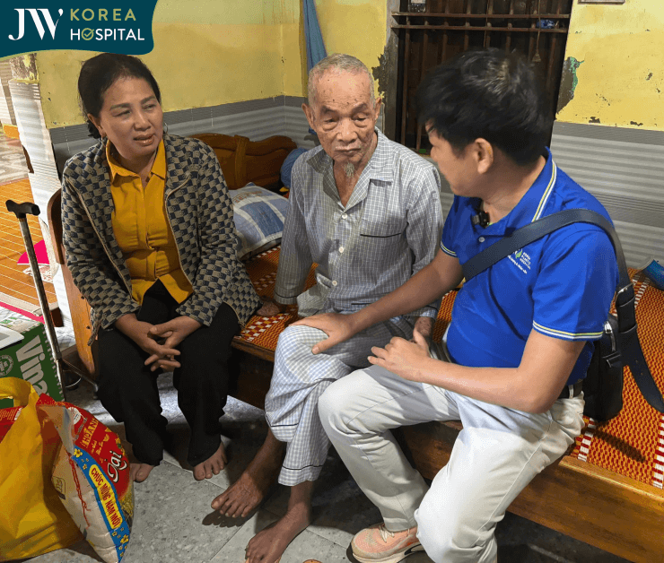 bác sĩ Tú Dung vào tận từng nhà để hỏi han tình hình sức khỏe người dân