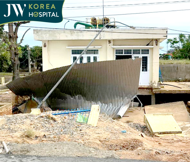 Nhà cửa không còn lại gì sau cơn bão ở Phú Yên