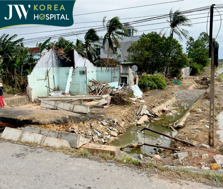 Nhiều nhà sập, gây thiệt hại nặng nề cho bà con Phú Yên