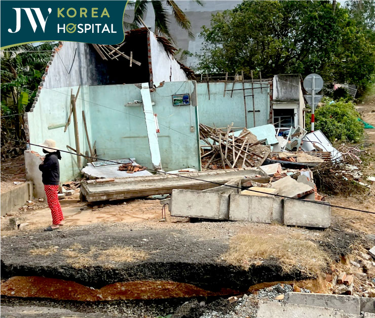 nhà cửa bay nóc, đồ đạt trôi dạt sau lũ của bà con Phú Yên