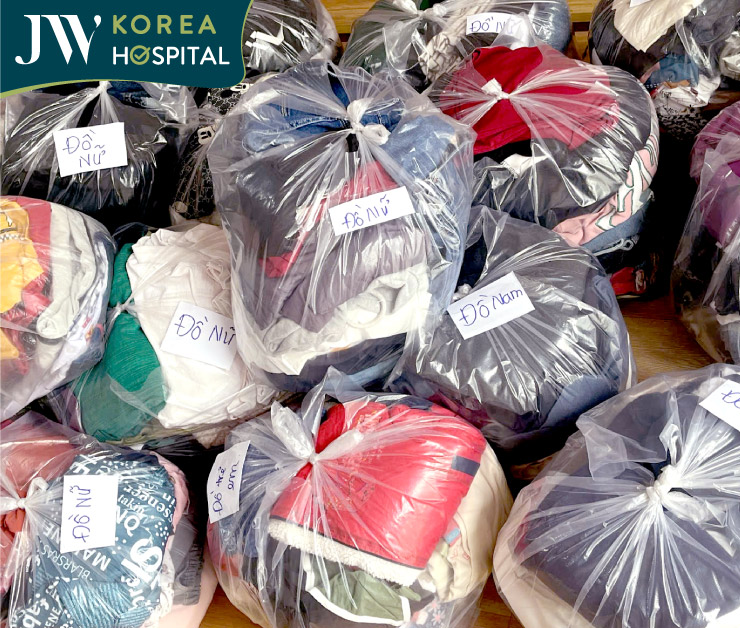 Hàng trăm bộ quần áo mới được phân loại cẩn thận để bệnh viện JW chuyển đến cho bà con Phú Yên sau lũ