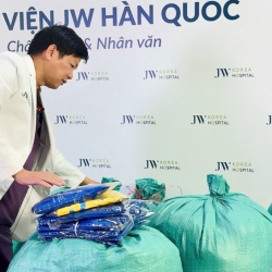 Bệnh viện JW đồng hành cùng Phú Yên: Gửi quần áo mới, sẻ chia hơi ấm sau lũ