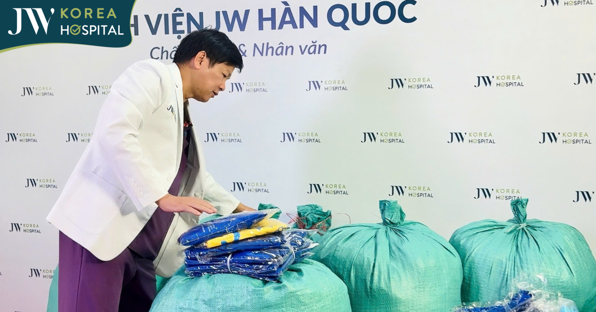 bác sĩ Tú Dung trực tiếp kiểm tra kỹ lưỡng những bộ quần áo được gửi hỗ trợ cho bà con miền Trung