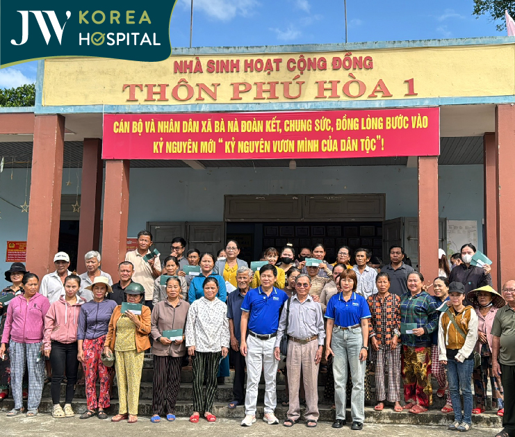 Bác sĩ Tú Dung chụp ảnh kỉ niệm cùng bà con thôn Phú Hòa 1