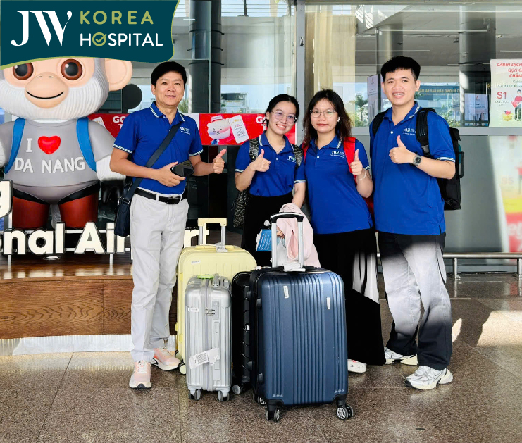 Bác sĩ Tú Dung và đoàn hỗ trợ Bệnh viện JW có mặt tại sân bay Đà Nẵng
