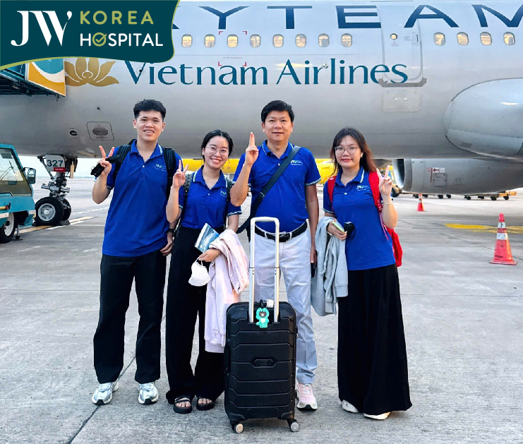 Đoàn quân thiện nguyện Bệnh viện JW check in tại sân bay