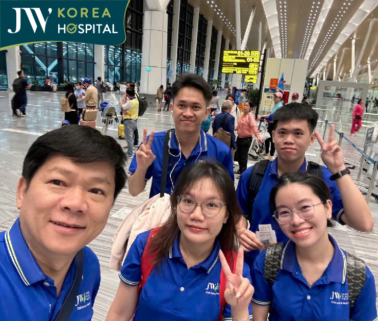 Đoàn quân JW chụp hình tại sân bay sẵn sàng cho hành trình ra miền Trung cứu trợ