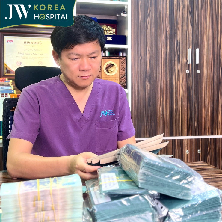 Những phong bì hỗ trợ bà con miền Trung sau bão số 13 được bác sĩ Tú Dung tận tay chuẩn bị kỹ lưỡng