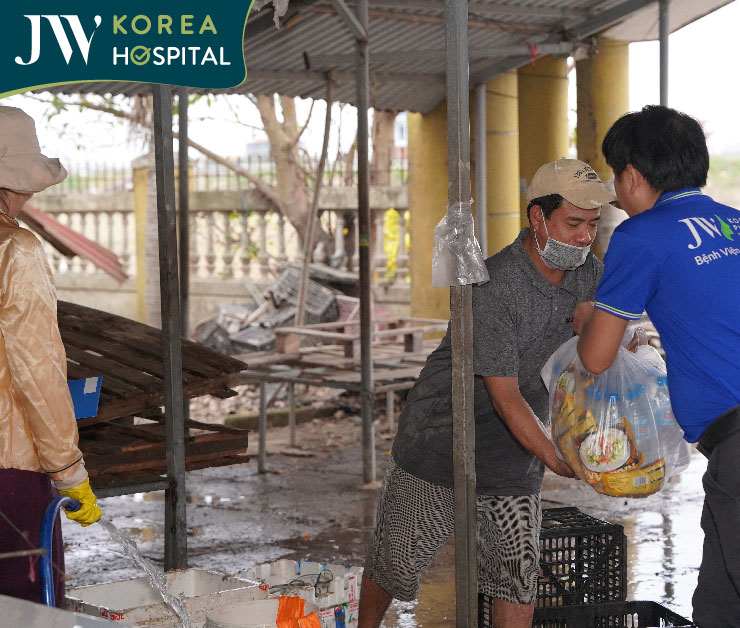 bác sĩ Tú Dung và đoàn cứu trợ bệnh viện JW đến tận nhà của người dân ở xóm Bầu để trao quà hỗ trợ