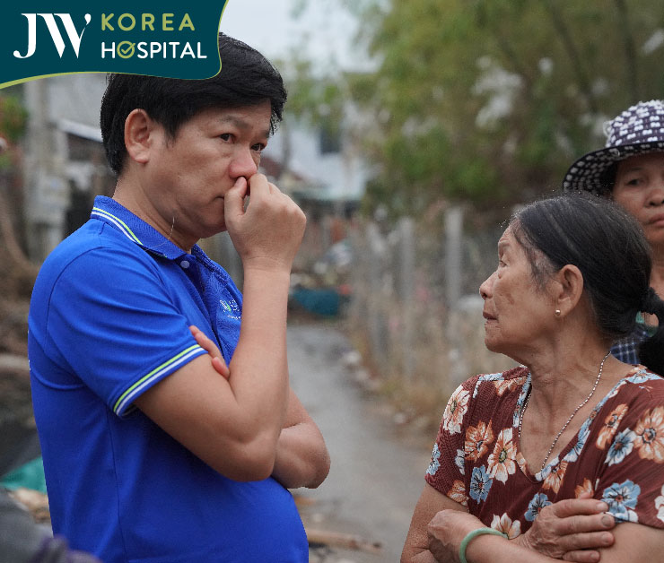 Bác sĩ Tú Dung không kìm được nước mắt với câu chuyện của người dân Phú Yên sau lũ