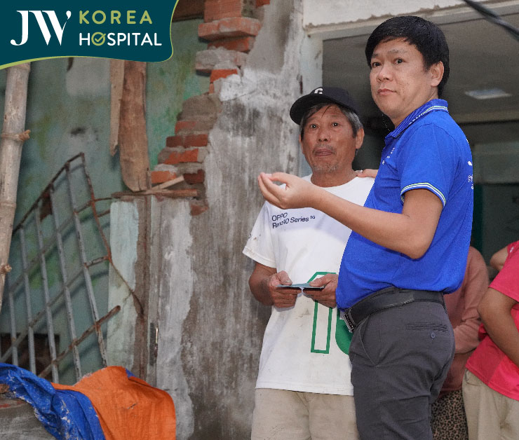 Bác sĩ Tú Dung đến từng nhà dân để trao quà hỗ trợ