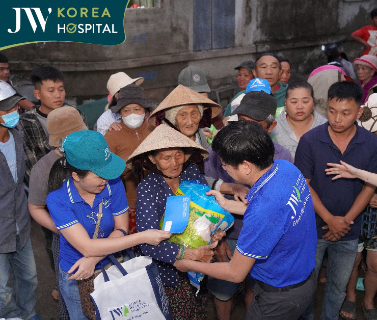 Bà con Xóm Bầu, Phú Yên bật khóc xúc động sau khi nhận được quà hỗ trợ từ bác sĩ Tú Dung và bệnh viện JW