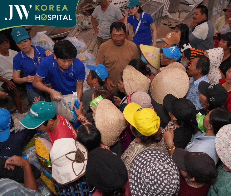 Cảnh bà con xóm Bâu vây quanh bác sĩ Tú Dung để nhận quà hỗ trợ sau lũ