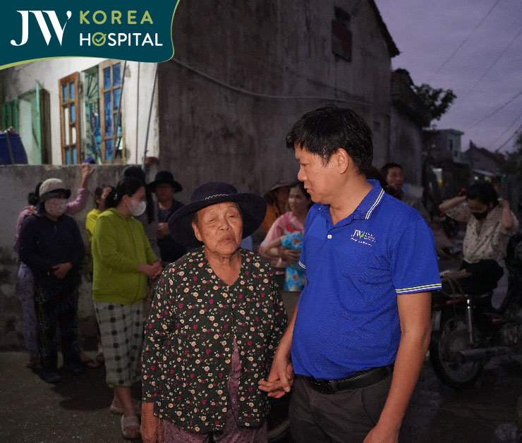 bác sĩ Tú Dung lắng nghe câu chuyện đầy xúc động của người dân sau lũ