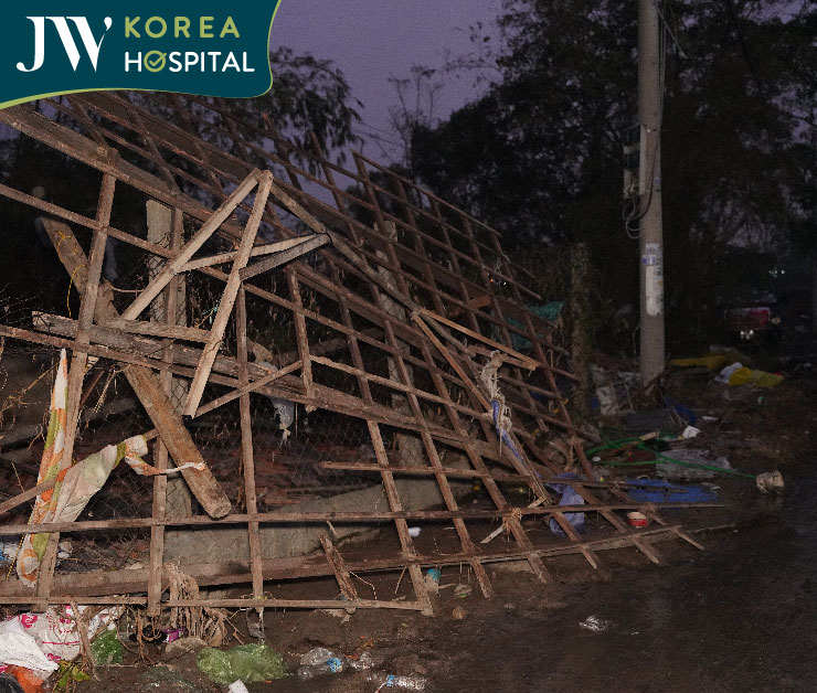 Nhà cửa đổ nát, tan hoang sau cơn lũ tại Phú Yên