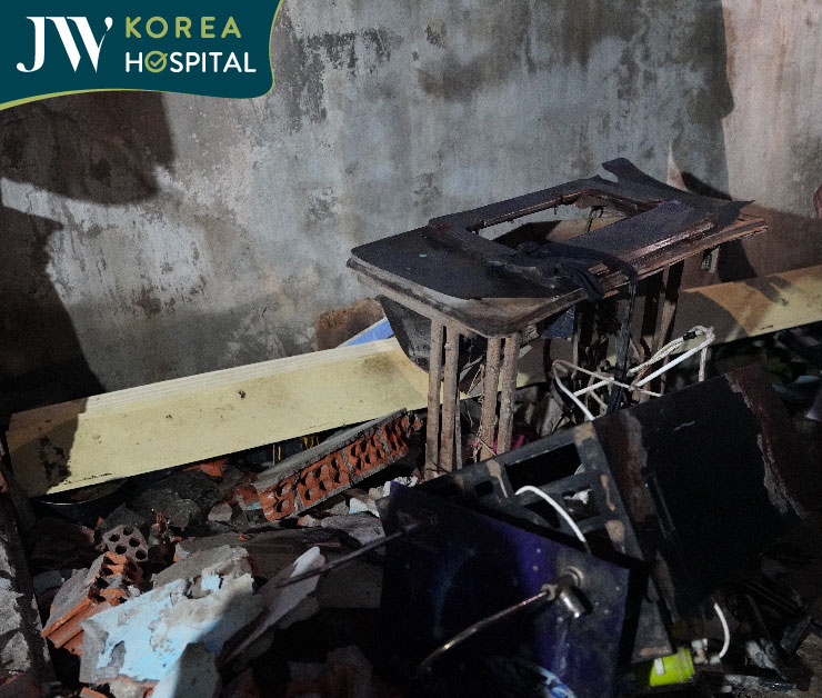 Đồ đạc trôi dạt, ngổn ngang, bà con Phú Yên sống trong cảnh màn trời chiếu đất sau lũ