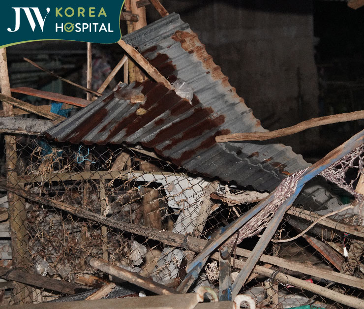 nhà cửa đổ nát, bà con không còn nhà để trú mưa sau lũ