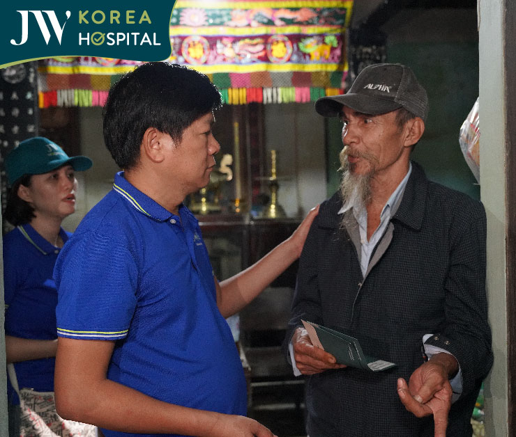 bác sĩ Tú Dung đến từng nhà của người dân để trao quà và hỏi thăm sức khỏe