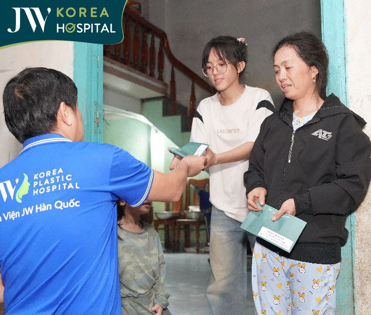 Bà con xúc động khi được bác sĩ Tú Dung và bệnh viện JW đến nhà thăm hỏi và trao phong bì