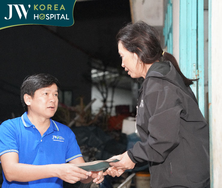 Bác sĩ Tú Dung trao phong bì và quà hỗ trợ từng hộ dân trong xóm Bầu