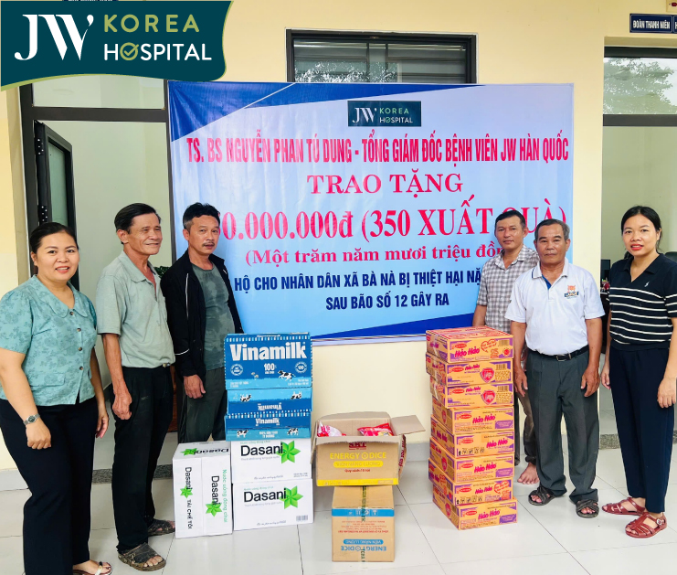 Hàng trăm phần quà đã được trao tận tay người dân miền Trung