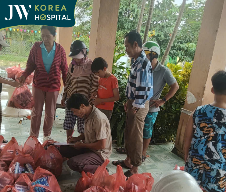 Bệnh viện JW chi nửa tỷ để hỗ trợ người dân miền Trung vượt qua khó khăn sau bão