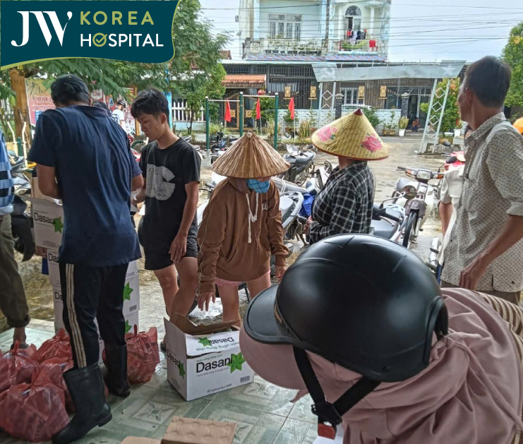 Bà con miền Trung vui mừng khi nhận được quà hỗ trợ từ Bệnh viện JW
