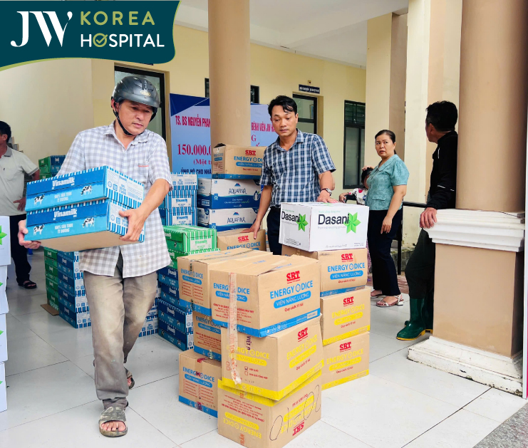 Bệnh viện JW chi nửa tỷ hỗ trợ người dân miền Trung phục hồi cuộc sống sau bão số 13