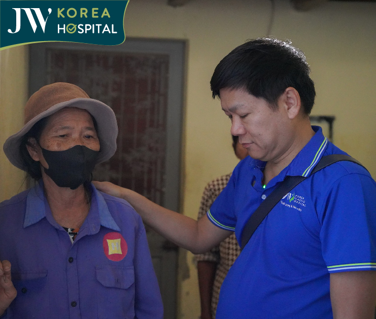 Bác sĩ Tú Dung đồng cảm với hoàn cảnh đáng thương của bà con miền Trung