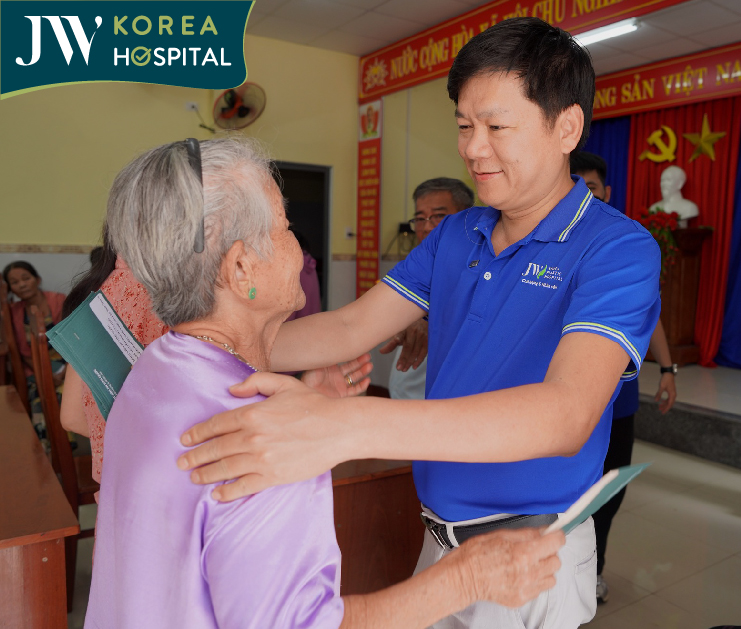 Bác sĩ Tú Dung tươi cười giao lưu cùng bà con miền Trung