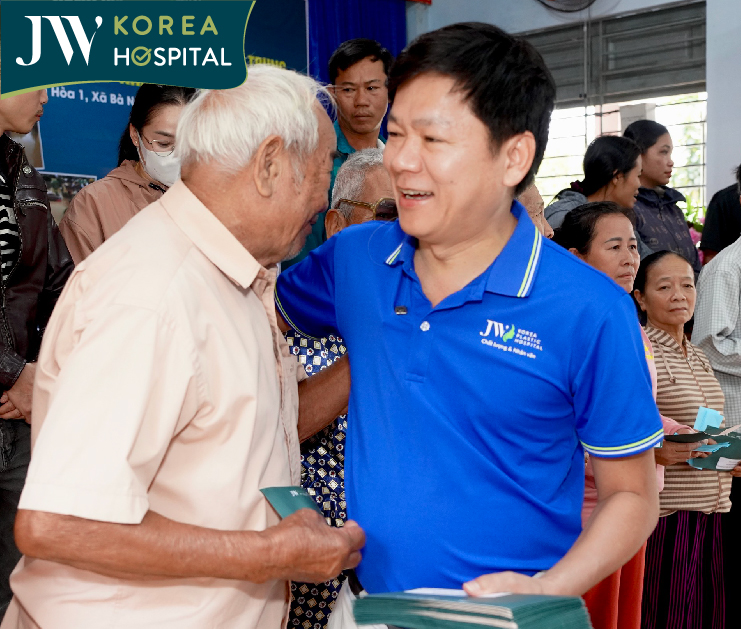 Bác sĩ Tú Dung tận tay trao quà cho người dân miền Trung sau bão