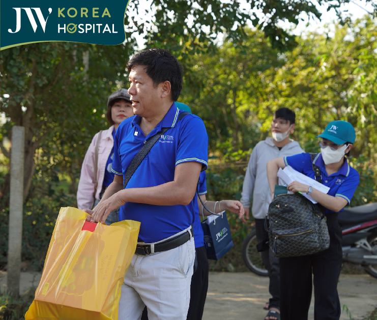 Bác sĩ Tú Dung cuốc bộ đến từng nhà để hỗ trợ cho người dân sau bão