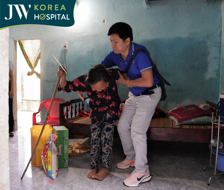 Bác sĩ Tú Dung ân cần thăm hỏi sức khỏe những người lớn tuổi