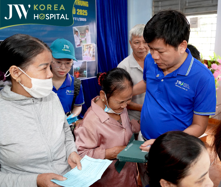 bác sĩ Tú Dung trao quà tận tay bà con