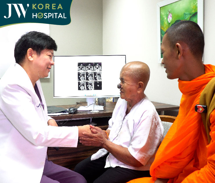 bác sĩ Tú Dung quyết định mổ miễn phí cứu lấy hơi thở cuối đời cho sư bà Khơ-me 80 tuổi