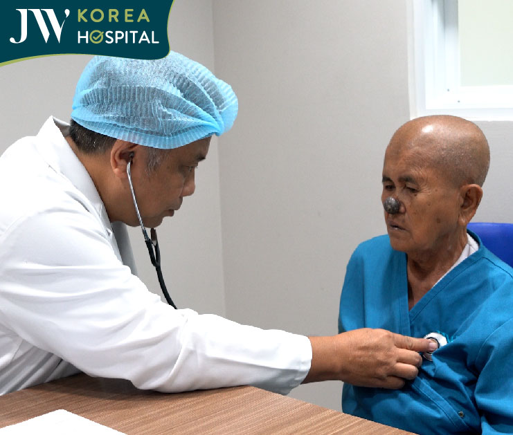 Bác sĩ Bệnh viện JW đang khám sức khỏe cho sư bà Khơ-me 80 tuổi