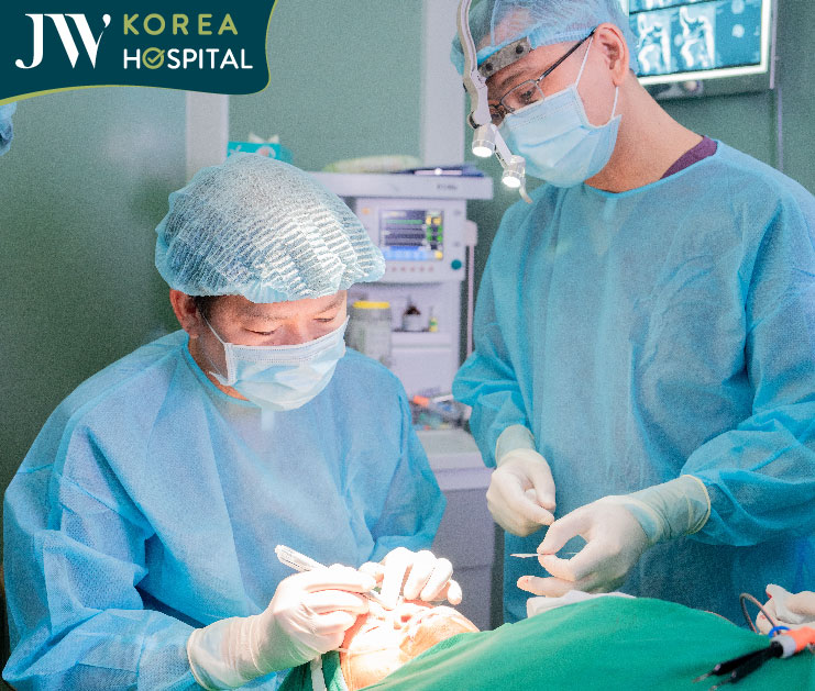 bác sĩ Tú Dung và ê-kíp JW trải qua ca phẫu thuật căng thẳng cắt u cho sư bà Khơ-me