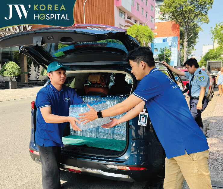 Những chai nước sạch được vận chuyển từ Cần Thơ đến Bệnh viện JW để hỗ trợ cho bà con miền Trung