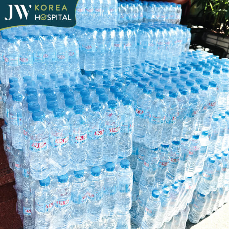 Những chai nước sạch được chuẩn bị kỹ lưỡng để gửi đến Phú Yên