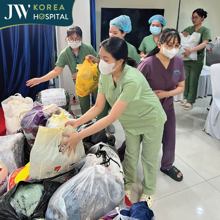 Nhân viên bệnh viện JW quyên góp quần áo cho bà con Phú Yên