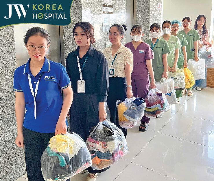 Nhân viên Bệnh viện JW xếp hàng quyên góp quần áo hỗ trợ đồng bào miền Trung